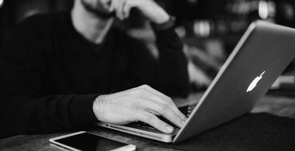 秋冬の定番素材・コーデュロイの魅力 ─ 歴史、特徴、アイテム、着こなしのポイント