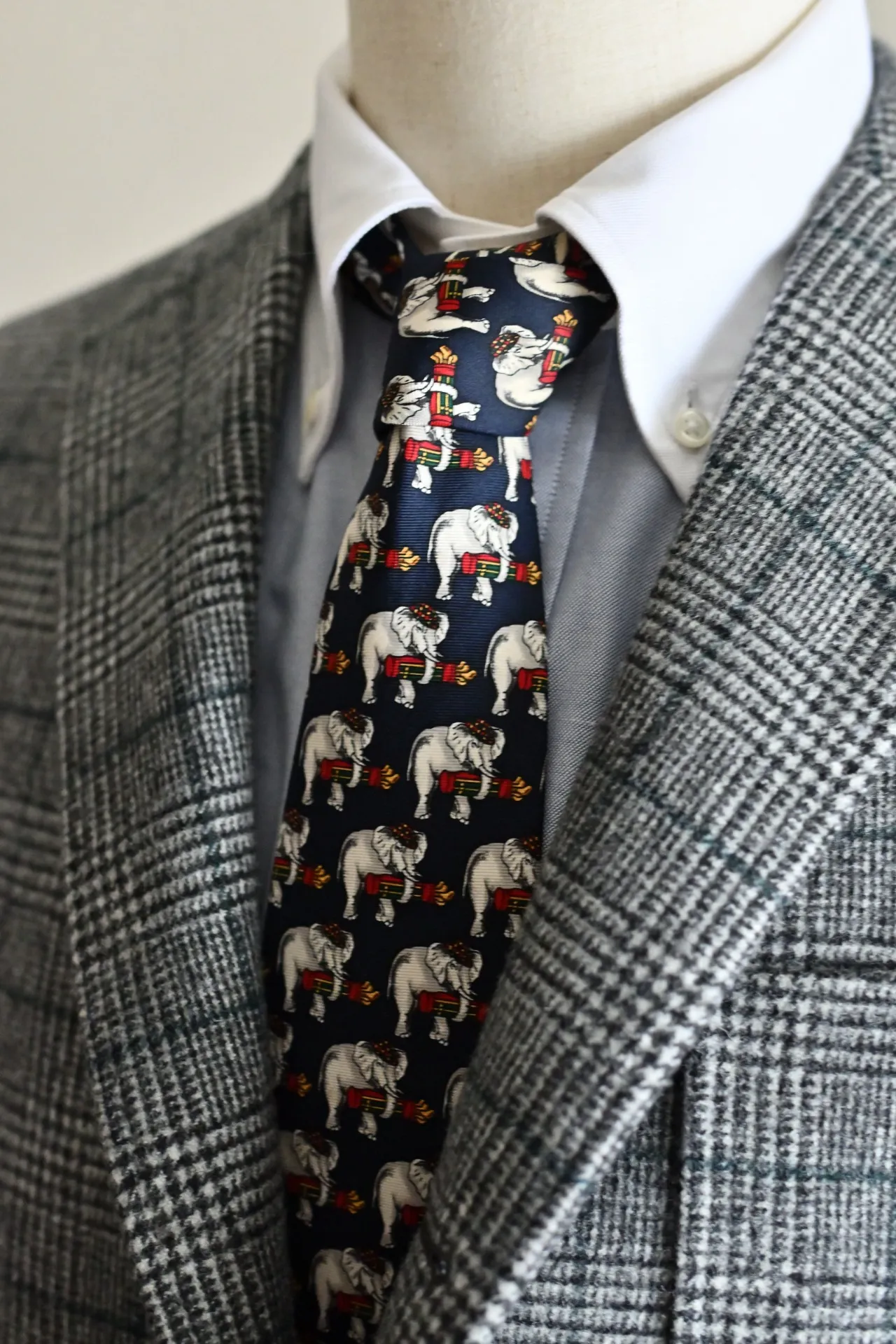 動物柄のネクタイのコーディネート