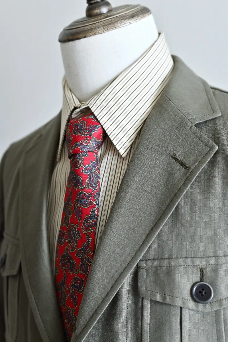 サファリジャケットとネクタイ