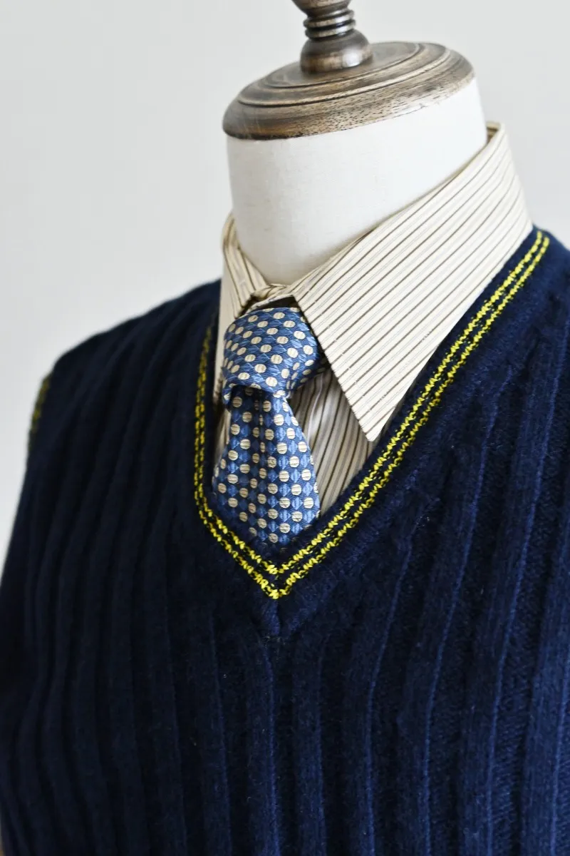 誠実そうな印象を与えるニットベストコーデ